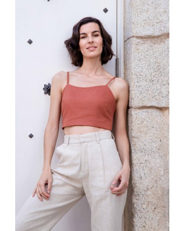 Modelo posando de frente con el crop top terracota de lino cien por cien de Arturo Coronel y pantalón beige