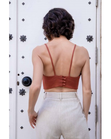 Crop top lino terracota Arturo Coronel: vista de la espalda con botones forrados.