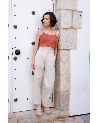 Look completo de verano con el crop top de lino terracota Arturo Coronel combinado con pantalón de tiro alto.