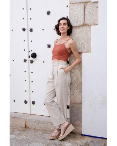 Modelo de frente con el pantalón de lino beige claro de Arturo Coronel.