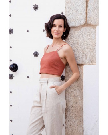 Pantalón de lino beige claro combinado con el crop top terracota Arturo Coronel.