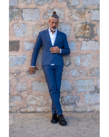 Americana desestructurada de hombre en lino 100% de color azul denim, diseñada por Arturo Coronel en Barcelona.