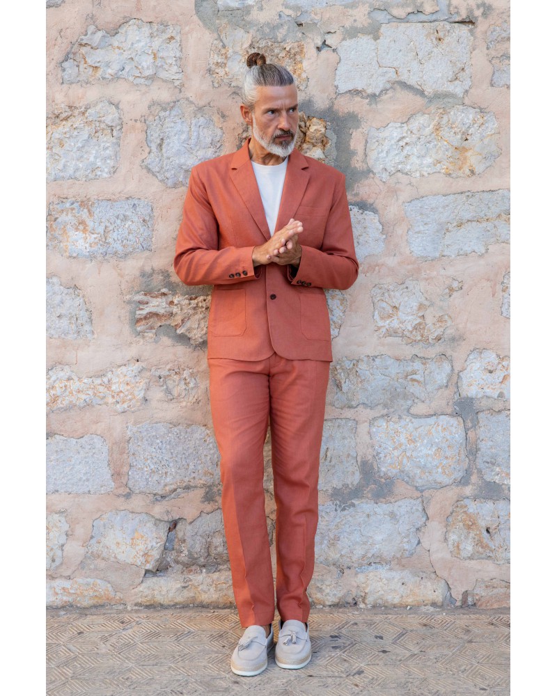 Americana de lino 100% color terracota de Arturo Coronel en total look con pantalón a juego.