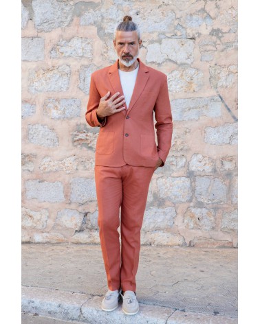 Hombre con traje terracota de chaqueta y pantalon 100% lino Arturo Coronel.
