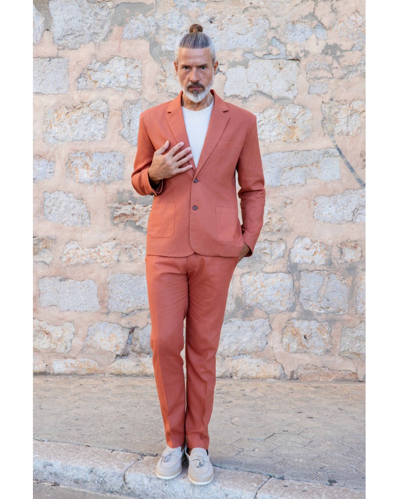 Hombre con traje terracota de chaqueta y pantalon 100% lino Arturo Coronel.