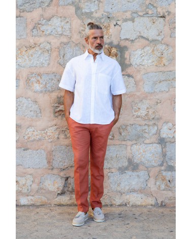 Pantalón de lino puro color terracota de corte sastre combinado con camisa blanca.