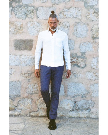 Camisa de hombre Slim Fit - 100% Lino en color blanco, combinada con pantalón azul en el lookbook de temporada.