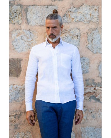 plano de la camisa de lino blanco de corte ajustado mostrando el bolsillo plano en el pecho.
